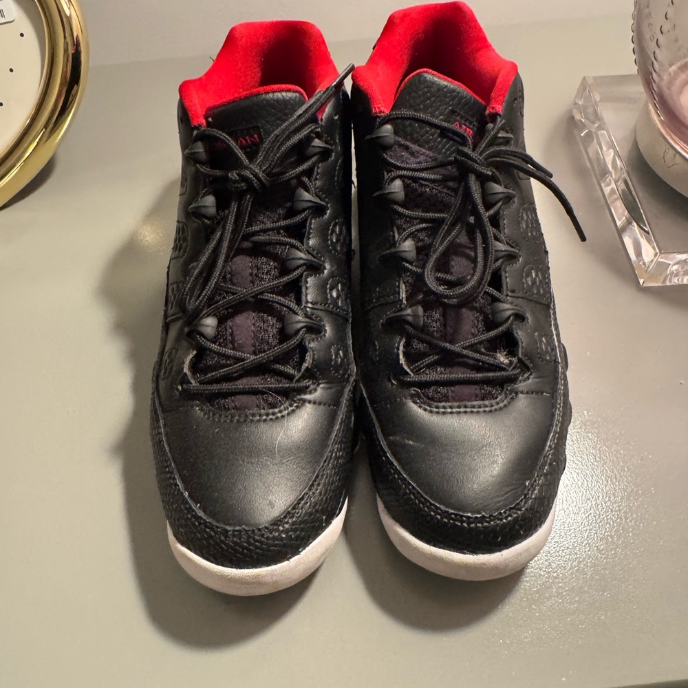 Jordan Black and Red Low-Top Sneakers with White Tag Detail